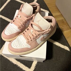 Woman’s jordan 1 lows Oxford Pink sail